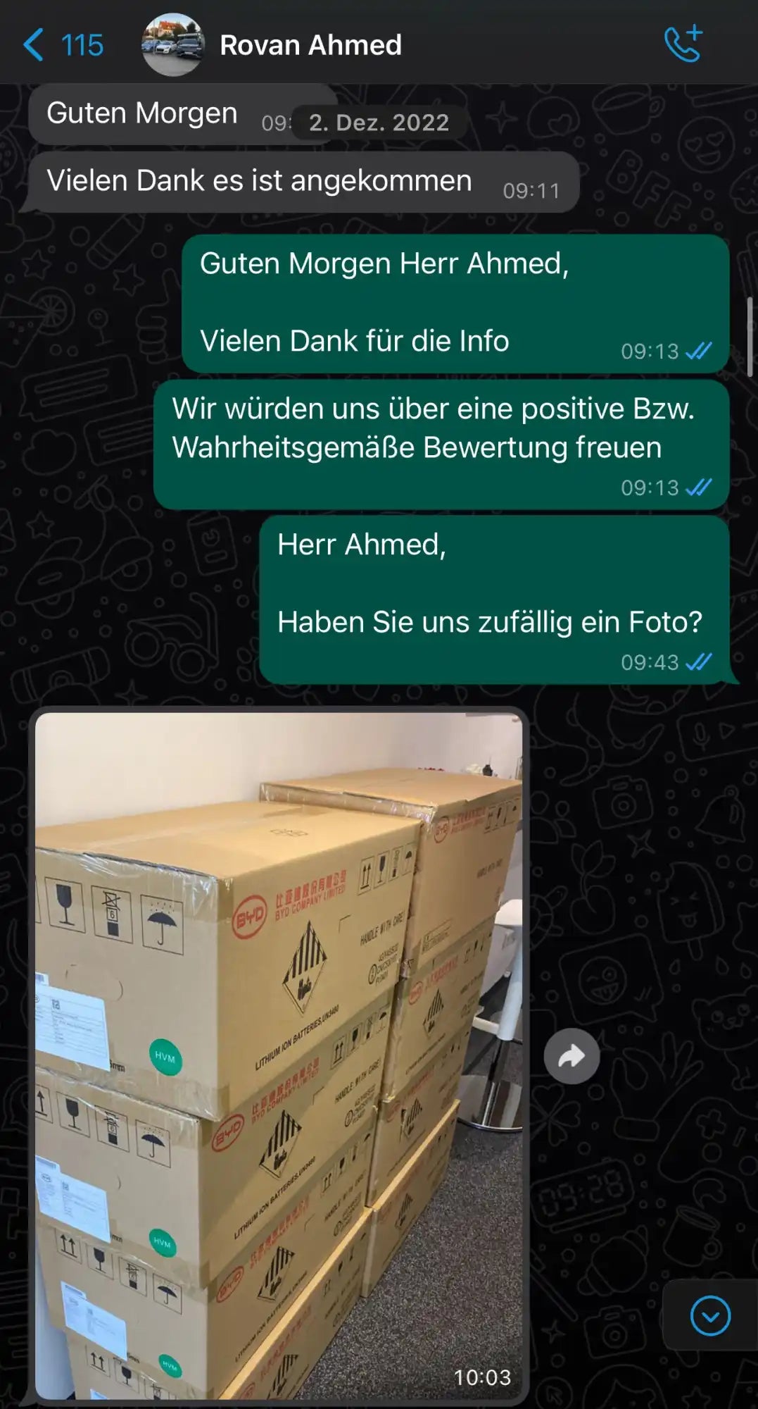 Stapel von Versandkartons mit Gefahrensymbolen.